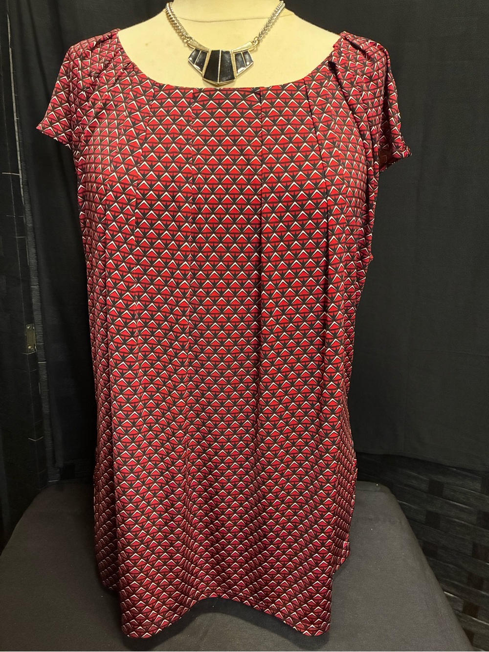 Worthington Red Geometric Print Short Sleeve Blouse